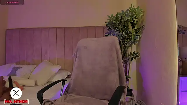 Snapshot of Mia_mtnz02 chatting on November 2025 12:21:02 AM Mia mtnz02 online show from November 2025 12:21:02 AM