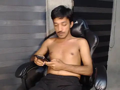 Snapshot of RowyCam chatting on November 2025 01:00:01 PM RowyCam online show from November 2025 01:00:01 PM