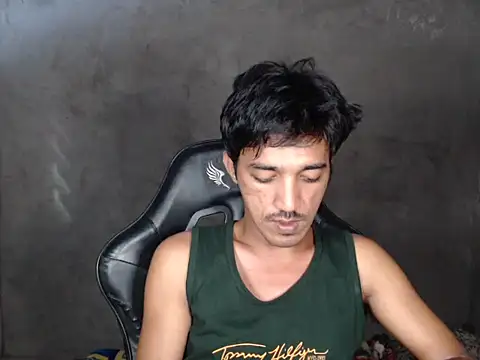 Snapshot of RowyCam chatting on November 2025 06:35:02 AM RowyCam online show from November 2025 06:35:02 AM