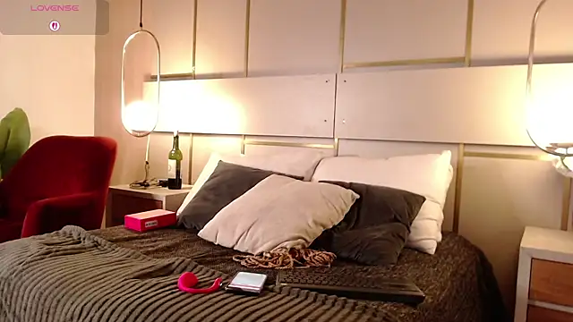 Snapshot of Lina_Montclair chatting on November 2025 07:15:01 PM Lina Montclair online show from November 2025 07:15:01 PM