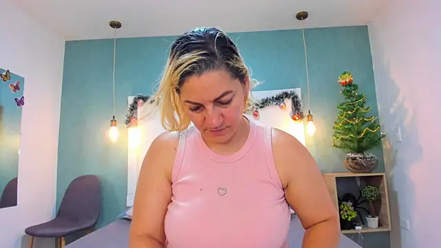 Snapshot of Heidy_milf chatting on December 2025 08:06:02 PM Heidy milf online show from December 2025 08:06:02 PM