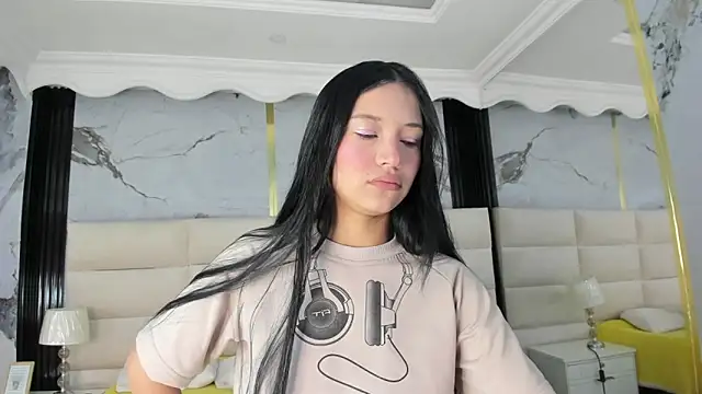 Sophie Calloway online show from April 2026 02:44:02 PM