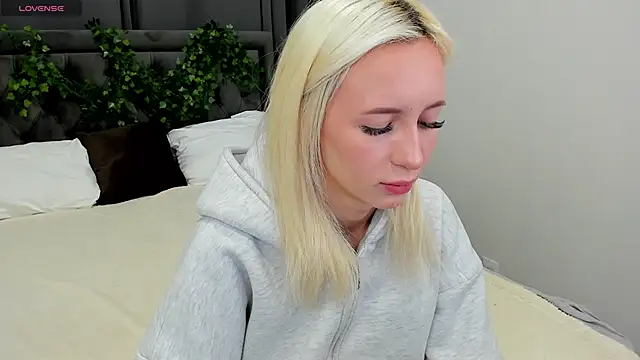 cute luucy online show from November 2025 02:44:01 AM