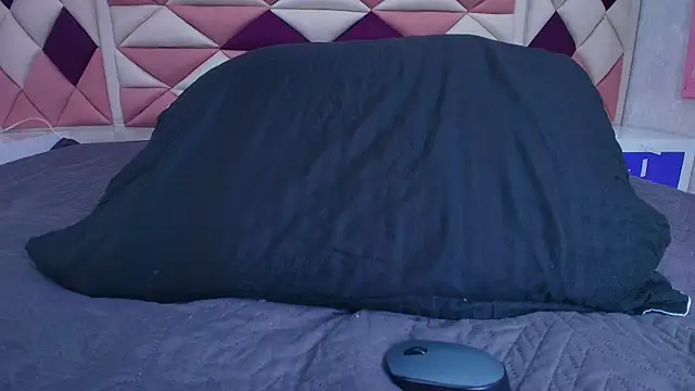 Snapshot of valecastro_ chatting on September 2025 07:13:02 PM valecastro  online show from September 2025 07:13:02 PM