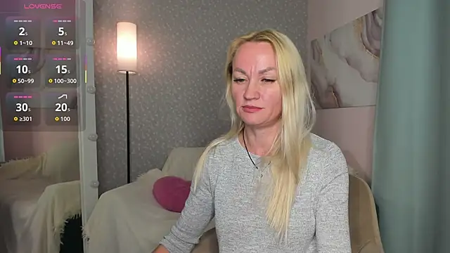 KiraSun online show from November 2025 12:06:01 PM