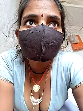 Snapshot of RAYI_Queen_3 chatting on November 2025 03:37:02 AM RAYI Queen 3 online show from November 2025 03:37:02 AM