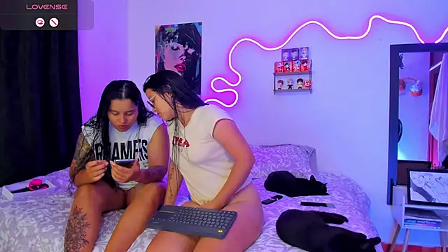 Snapshot of Dilan_and_Mia chatting on October 2025 11:47:02 PM Dilan and Mia online show from October 2025 11:47:02 PM