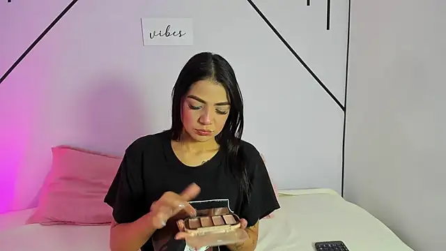 MiahCornell  online show from October 2025 06:43:01 PM