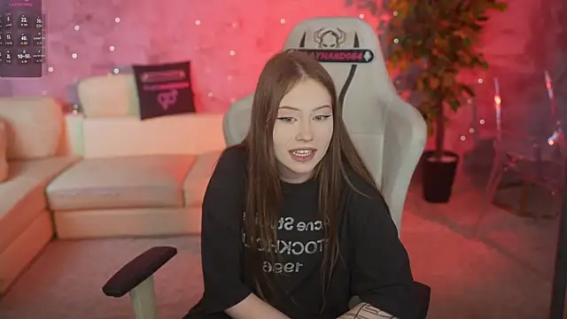 Snapshot of Esmie_Smile chatting on July 2026 03:04:01 AM Esmie Smile online show from July 2026 03:04:01 AM