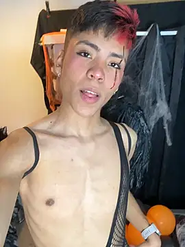 Snapshot of MaxiWildd chatting on October 2025 01:45:02 PM MaxiWildd online show from October 2025 01:45:02 PM