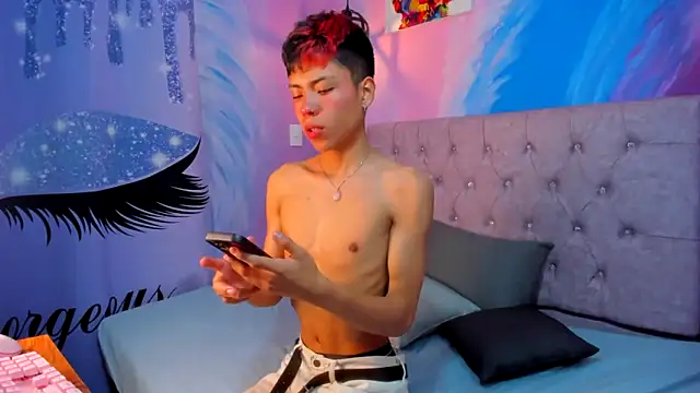 Snapshot of MaxiWildd chatting on November 2025 01:00:02 PM MaxiWildd online show from November 2025 01:00:02 PM