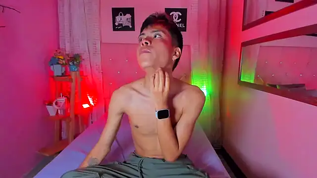 Snapshot of MaxiWildd chatting on November 2025 01:04:02 PM MaxiWildd online show from November 2025 01:04:02 PM