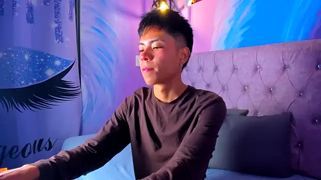 Snapshot of MaxiWildd chatting on November 2025 12:51:01 PM MaxiWildd online show from November 2025 12:51:01 PM