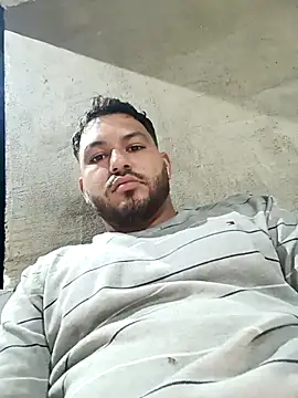 Snapshot of Frank0021 chatting on November 2025 01:37:01 AM Frank0021 online show from November 2025 01:37:01 AM