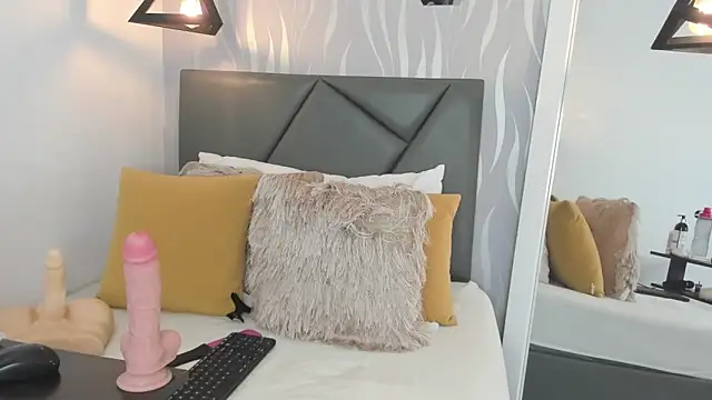 lucia-cute online show from November 2025 06:44:02 PM