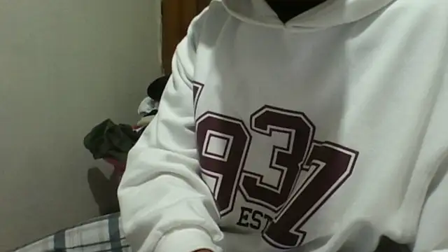 Snapshot of Leus1 chatting on January 2026 04:37:02 AM Leus1 online show from January 2026 04:37:02 AM