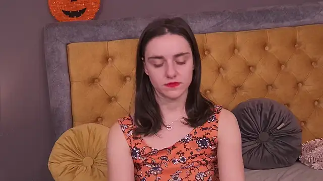 Jessica White  online show from November 2025 04:48:02 AM