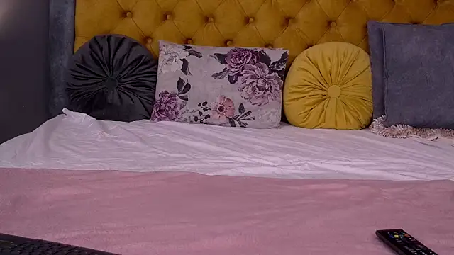 Jessica White  online show from February 2026 05:12:01 AM