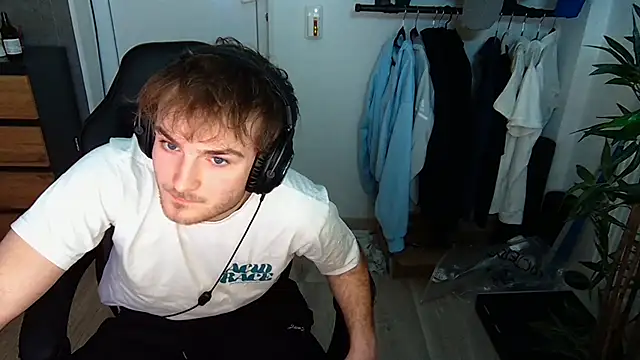 Snapshot of Rudi2007Eye chatting on February 2026 07:34:02 PM Rudi2007Eye online show from February 2026 07:34:02 PM