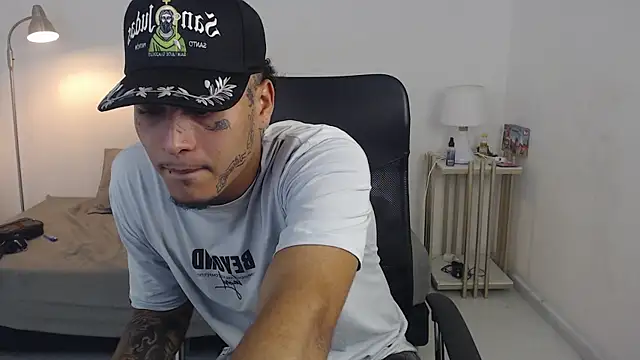 Snapshot of crow_black00 chatting on September 2025 04:05:01 AM crow black00 online show from September 2025 04:05:01 AM