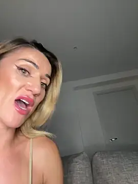 Snapshot of CamyBlossom chatting on October 2025 04:51:01 PM CamyBlossom online show from October 2025 04:51:01 PM