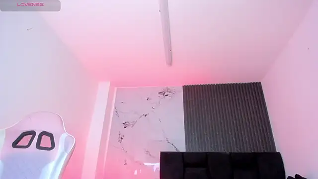 chloesagee online show from April 2026 09:31:02 PM