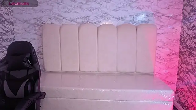 Luna Star v online show from October 2025 04:02:01 AM