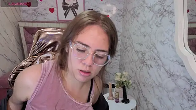 Luna Star v online show from November 2025 08:38:02 PM