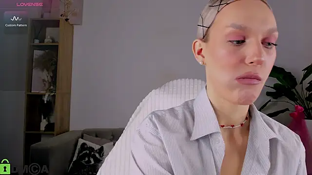 Ice Strawberry online show from April 2026 03:04:02 AM