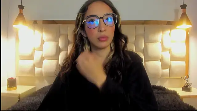 Snapshot of Emilia_Bons chatting on November 2025 02:01:01 PM Emilia Bons online show from November 2025 02:01:01 PM