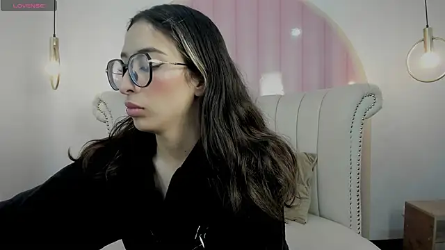 Snapshot of Emilia_Bons chatting on November 2025 02:06:01 PM Emilia Bons online show from November 2025 02:06:01 PM