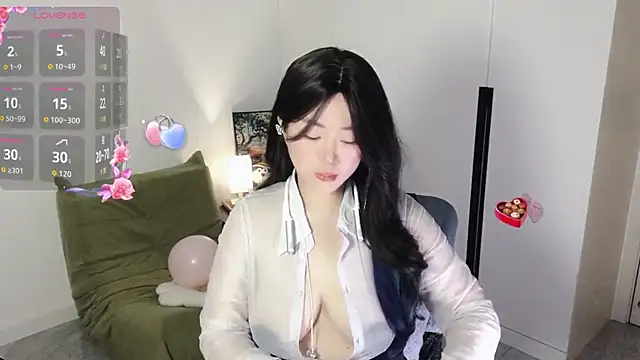 Snapshot of Emmaq996 chatting on September 2025 02:44:01 AM Emmaq996 online show from September 2025 02:44:01 AM