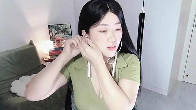 Snapshot of Emmaq996 chatting on October 2025 02:12:02 AM Emmaq996 online show from October 2025 02:12:02 AM