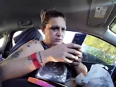 Snapshot of SparklesB1tch chatting on September 2025 11:07:01 PM SparklesB1tch online show from September 2025 11:07:01 PM