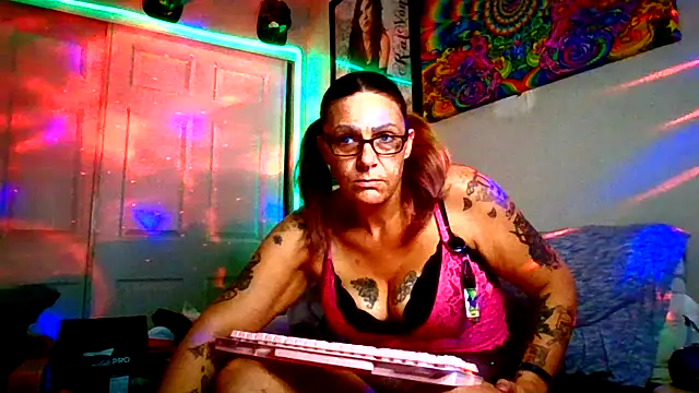 Snapshot of SparklesB1tch chatting on November 2025 03:28:02 AM SparklesB1tch online show from November 2025 03:28:02 AM