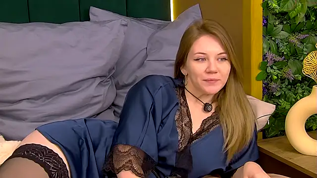 VeraHaze online show from November 2025 02:22:01 AM