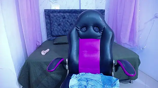 mia  thomson  online show from September 2025 01:44:02 PM