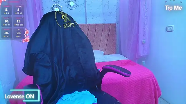 mia  thomson  online show from April 2026 04:00:01 PM