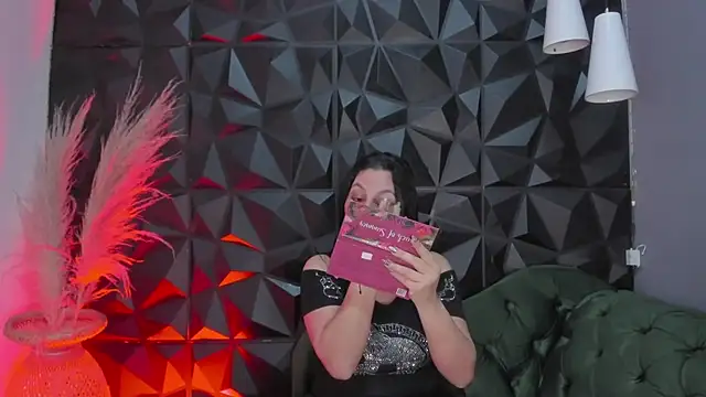 Snapshot of helenasaenz chatting on December 2025 12:20:01 PM helenasaenz online show from December 2025 12:20:01 PM