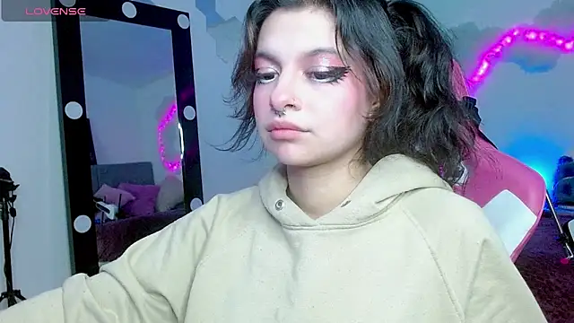 larah uwu online show from October 2025 08:18:01 PM