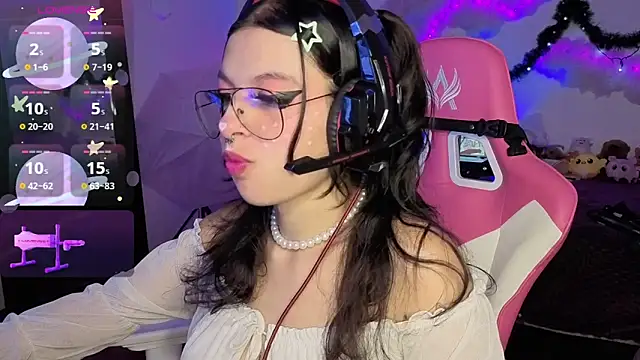 larah uwu online show from December 2025 07:07:02 PM