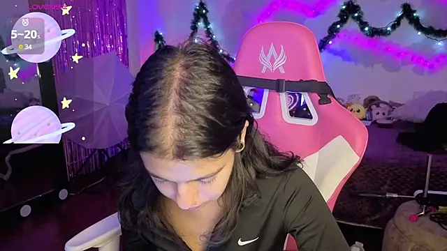 larah uwu online show from January 2026 07:16:01 PM