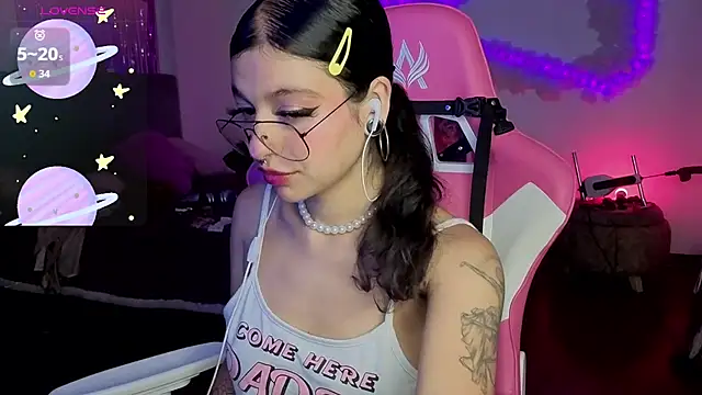 larah uwu online show from February 2026 07:30:02 PM