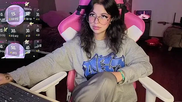 larah uwu online show from February 2026 07:21:01 PM