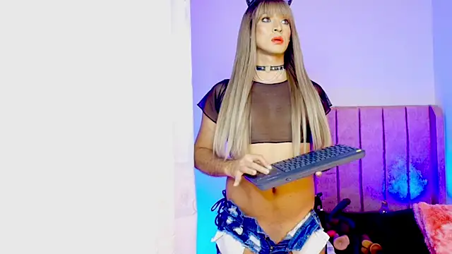 Snapshot of MaddySmithX chatting on September 2025 03:54:01 AM MaddySmithX online show from September 2025 03:54:01 AM