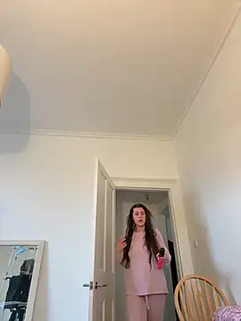 Snapshot of AlitaNova chatting on November 2025 01:44:02 PM AlitaNova online show from November 2025 01:44:02 PM