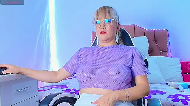 Snapshot of naomi_diamond_ chatting on April 2026 03:28:02 PM naomi diamond online show from April 2026 03:28:02 PM