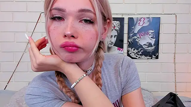 Snapshot of Blondy_Fina chatting on September 2025 05:00:01 AM Blondy Fina online show from September 2025 05:00:01 AM