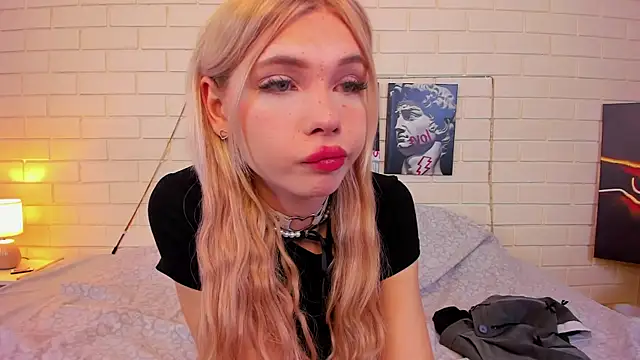 Snapshot of Blondy_Fina chatting on September 2025 04:50:01 AM Blondy Fina online show from September 2025 04:50:01 AM