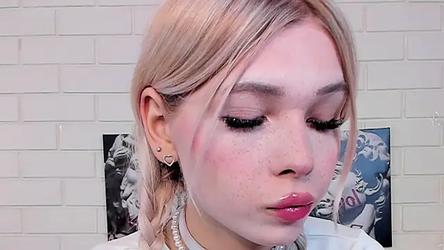 Snapshot of Blondy_Fina chatting on October 2025 05:04:02 AM Blondy Fina online show from October 2025 05:04:02 AM